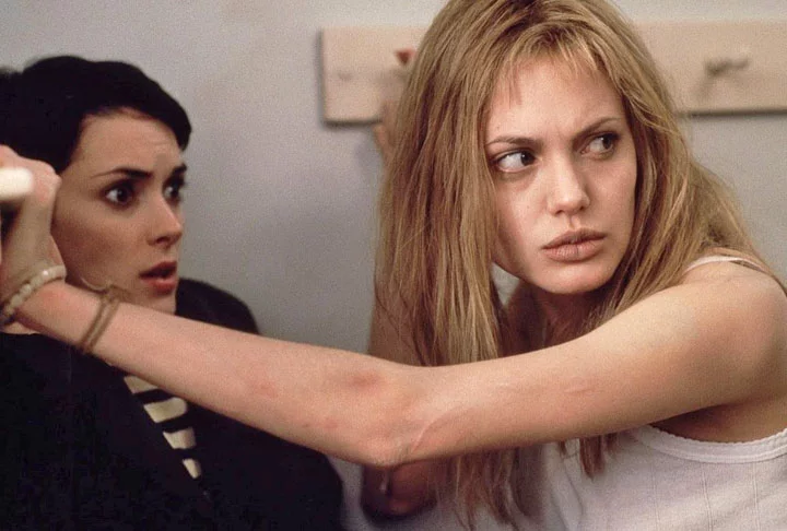 Angelina Jolie não é menos famosa ou talentosa. Vencedora de um Oscar como atriz coadjuvante em Girl, Interrupted, em 2000, ganhou ainda maior notoriedade internacional estrelando nos cinemas a heroína dos cinemas Lara Croft.