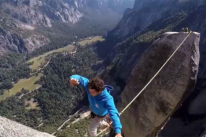 Caio Afeto fez a travessia de highline free solo sobre uma fita de 2,5 centímetros entre duas pedras distantes 17 metros uma da outra. 


