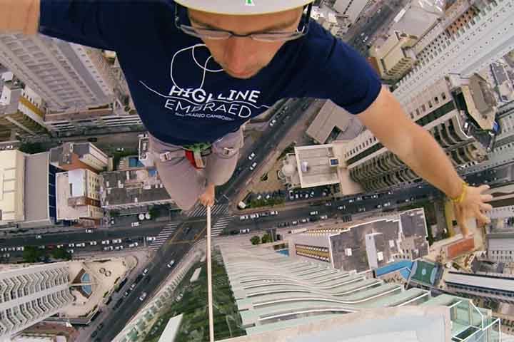 No estilo free solo, a travessia é feita sem nenhum equipamento de proteção. 
 