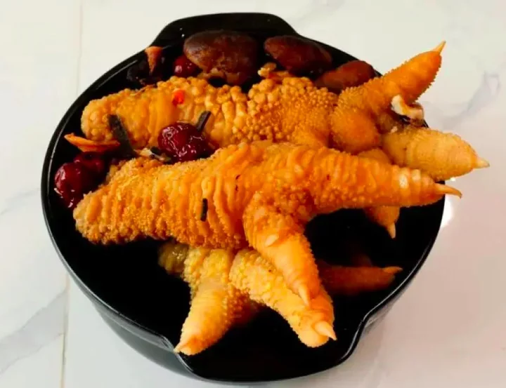 A carne das galinhas Dragão é frequentemente utilizada em pratos especiais e servida em restaurantes de luxo.