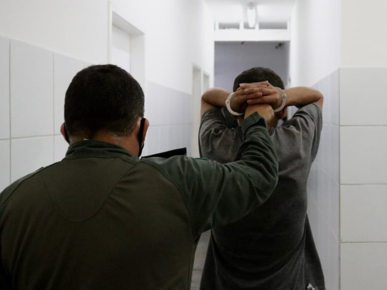 Imagem de apoio ilustrativo. Homem sendo preso