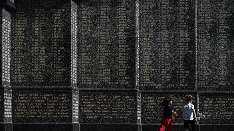 Crian&ccedil;as passam por monumento memorial da Segunda Guerra Mundial em Bordeaux, sudoeste da Fran&ccedil;a