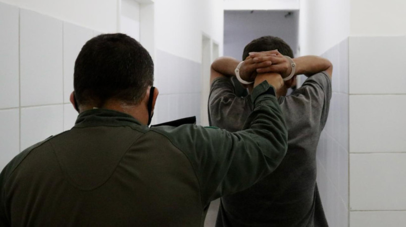 Imagem de apoio ilustrativo. Homem sendo preso