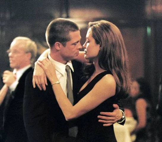 Brad Pitt e Angelina Jolie começaram a namorar durante as filmagens do filme Sr. & Sra. Smith e foram casados por 12 anos. A atriz pediu o divórcio em 2016, e eles foram declarados legalmente solteiros em 2019.