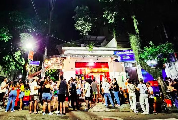 O bairro carioca já é famoso por seus bares e botecos, ideais para encontrar amigos. A região oferece mais de 30 lugares para comer e beber, segundo a revista.