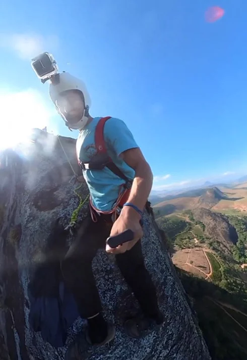 Nascido em 1987 na cidade Vila Velha, no Espírito Santo, ele começou a praticar escalada em 2006 em seu estado natal. 

