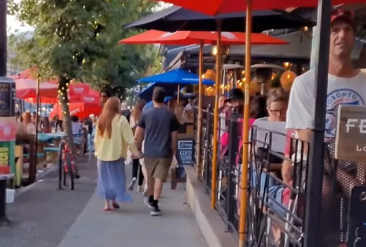 5) Commerical Drive, Vancouver, Canadá: Também conhecida como The Drive, essa rua é famosa por suas lojas ecléticas, que vendem de tudo, desde roupas vintage até arte local. Também há uma grande variedade de restaurantes que oferecem culinária de todo o mundo, incluindo italiano, grego, indiano, entre outros.