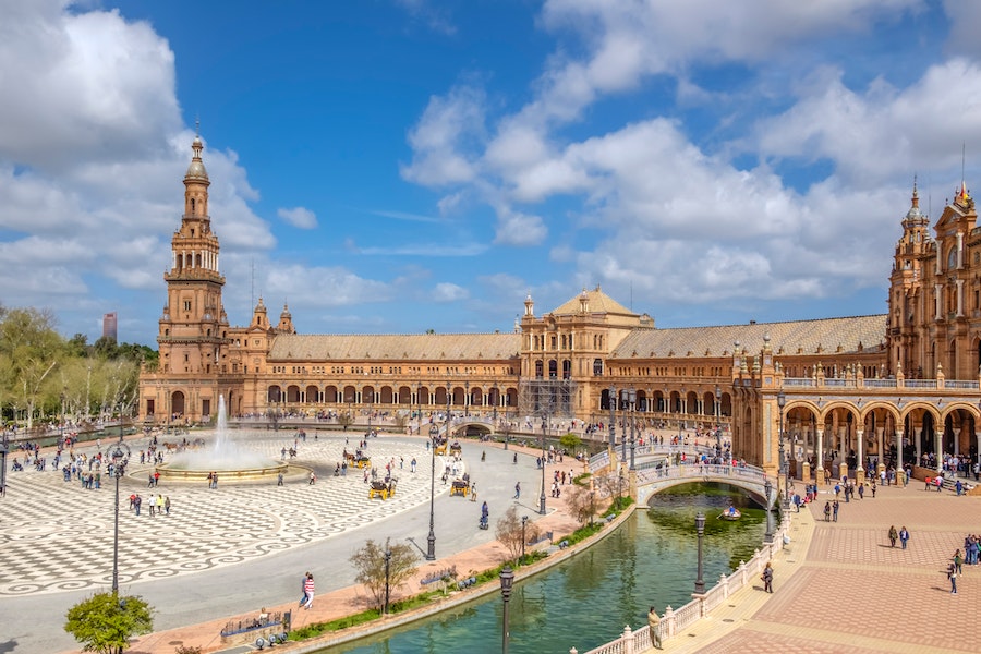 4º) Plaza de España, Espanha: A icônica praça, localizada no centro de Sevilha, foi construída em 1929. O lugar é cercado por uma combinação única de estilos arquitetônicos espanhóis, com detalhes ornamentais em azulejo e esculturas em pedra.