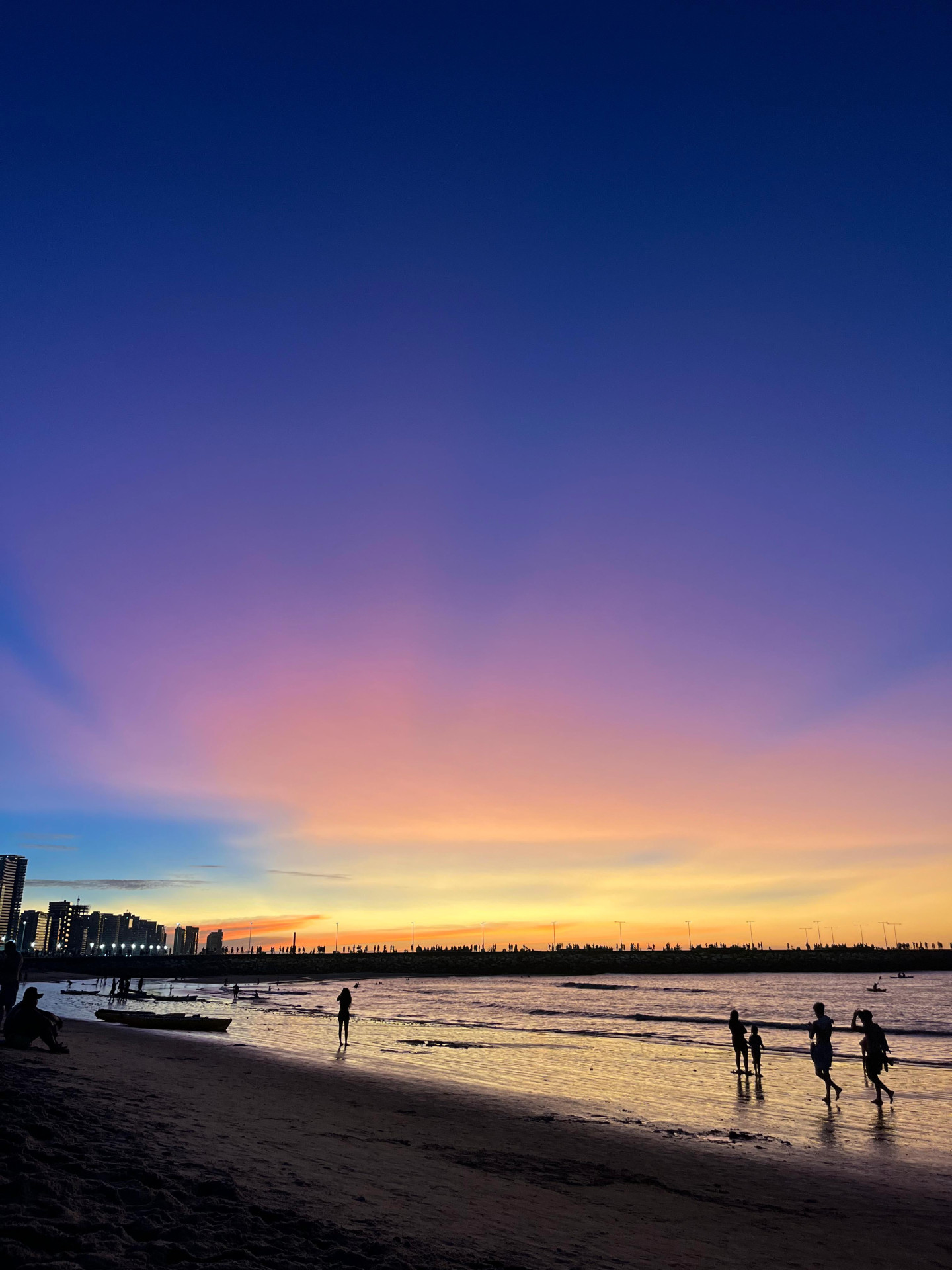 Céu da Praia de Iracema em tons de lilás e laranja