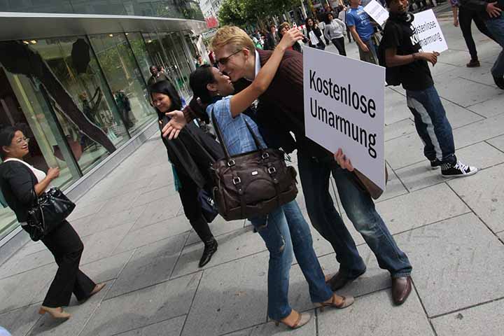 Em maio de 2004, o australiano Juan Mann passava por um momento difícil em sua vida particular e resolveu dar um basta na tristeza. 
