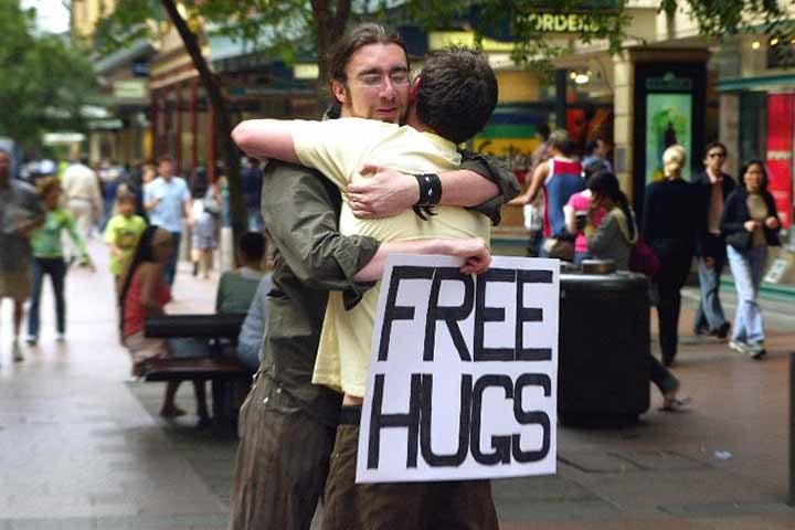 Diante desse contexto de rupturas familiares, o australiano decidiu retornar a Sydney, sua cidade natal, e iniciar uma campanha de abraços grátis (“free hugs”). 
