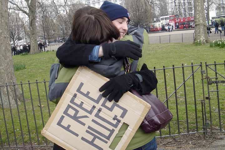 Munido com um cartaz em que oferecia abraços gratuitos, Mann despertou a atenção de uma senhora e, na sequência, outras pessoas passaram a aceitar o ato de carinho.