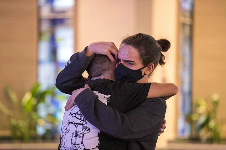 Estudo publicado em 2014 na revista científica “Psychological Science” apontou que o abraço atenua efeitos do estresse, da depressão e também da ansiedade. 
