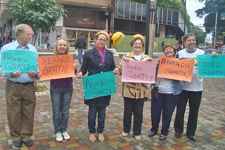 Além do abraço, exercícios físicos e atividades como o canto também liberam ocitocina, provocando bem-estar. 
