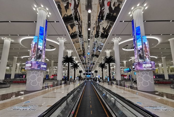7º) Aeroporto Internacional de Dubai (Emirados Árabes): Inaugurado em 1960, fica localizado a apenas 5 km do centro de Dubai. O DXB, como é chamado, concentra mais de 29% de todos os voos que entram e saem do Oriente Médio, África e região.