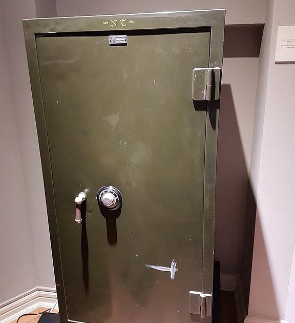 Depois, a Revolução Industrial impulsionou a produção de cofres em larga escala, tornando-os mais acessíveis para empresas e residências. Materiais como aço e concreto reforçado foram utilizados para aumentar a resistência contra fogo e arrombamentos.