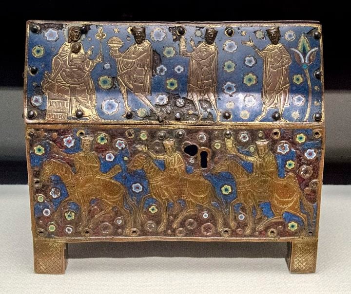 A invenção da fechadura de combinação no século 18 representou um marco importante na segurança dos cofres.