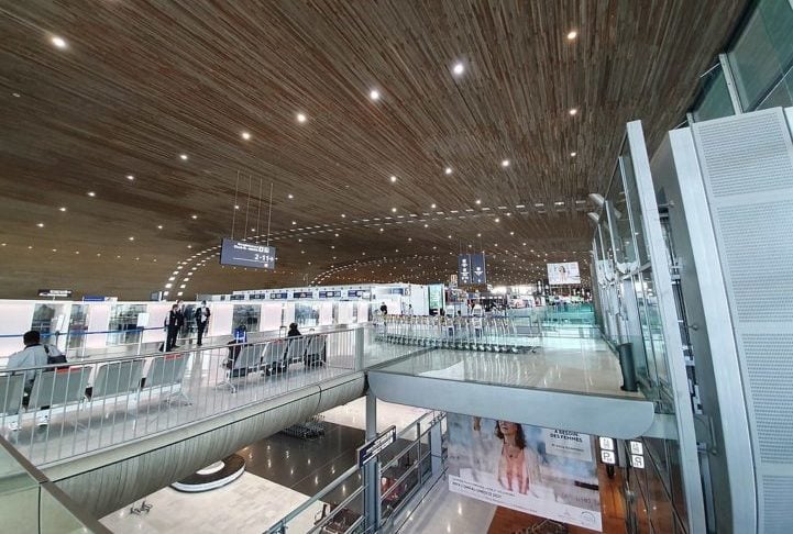 6º) Aeroporto de Paris-Charles de Gaulle - França: Localizado a 25 km do centro de Paris, serve como ponto de referência para grandes companhias como a Air France e a EasyJet. Foi inaugurado em 1974.