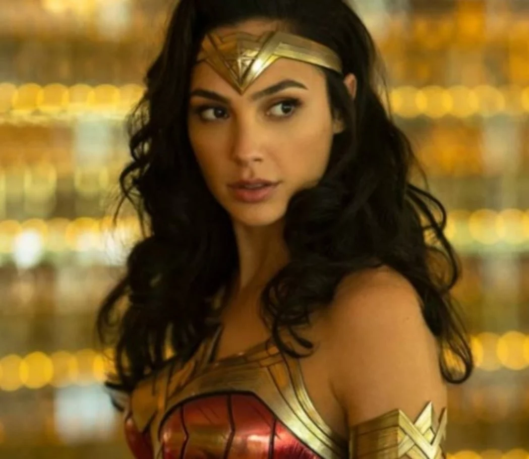 O papel da super-heroína Mulher Maravilha caiu no colo da israelense Gal Gadot, que alcançou um novo patamar nos estúdios de cinema a partir da oportunidade. 