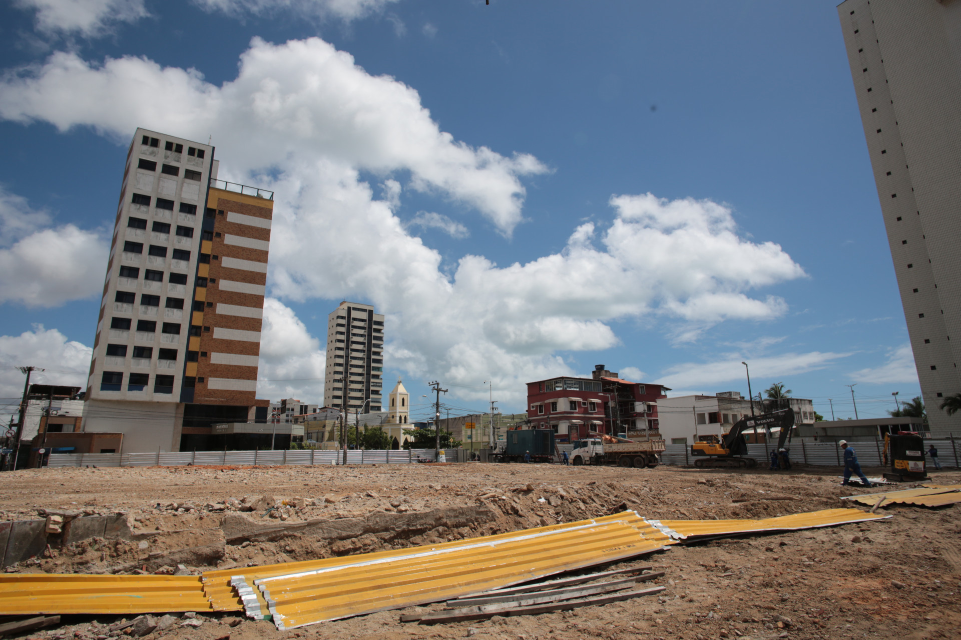 Terreno onde ficava o Ed. São Pedro já está vazio nesta quarta-feira, 5
