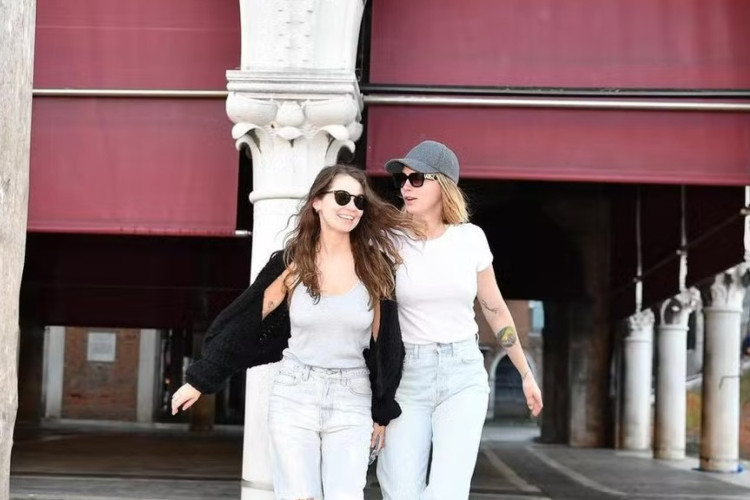 Cara Delevingne e Minke comemoram 2 anos de namoro