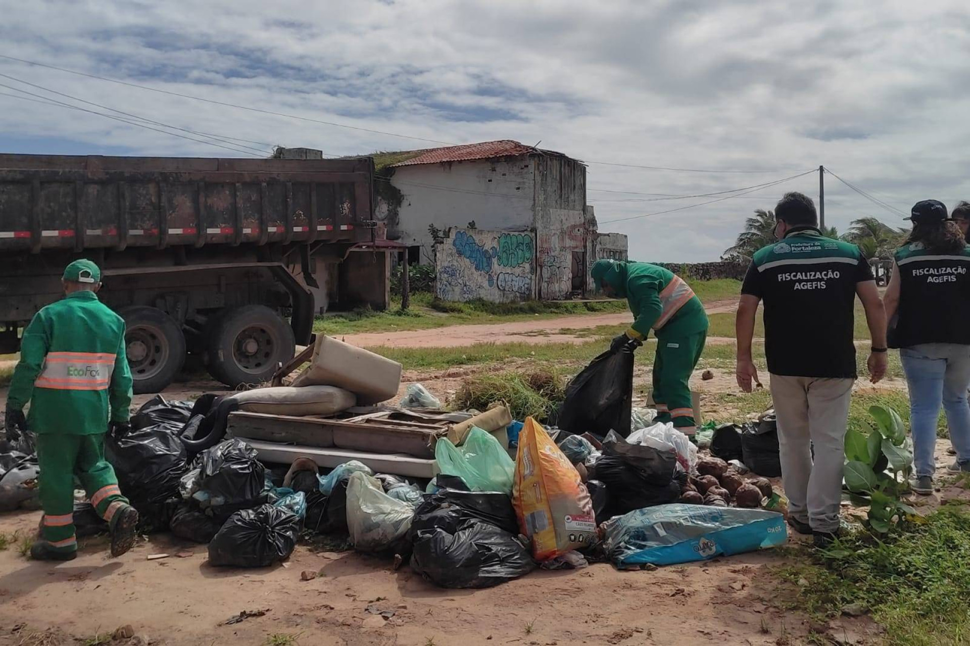 Operação de fiscalização Área de Proteção Ambiental (APA) da Sabiaguaba buscou identificar e retirar os pontos de lixos mapeados pela Prefeitura, além de promover ações educativas à população
