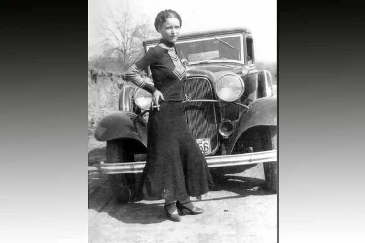 Bonnie teve uma infância pobre e difícil com a mãe e os dois irmãos, sobretudo depois que seu pai morreu quando ela tinha apenas quatro anos. Esse fato provocou a mudança da família de sua cidade natal para Dallas, no mesmo estado do Texas.