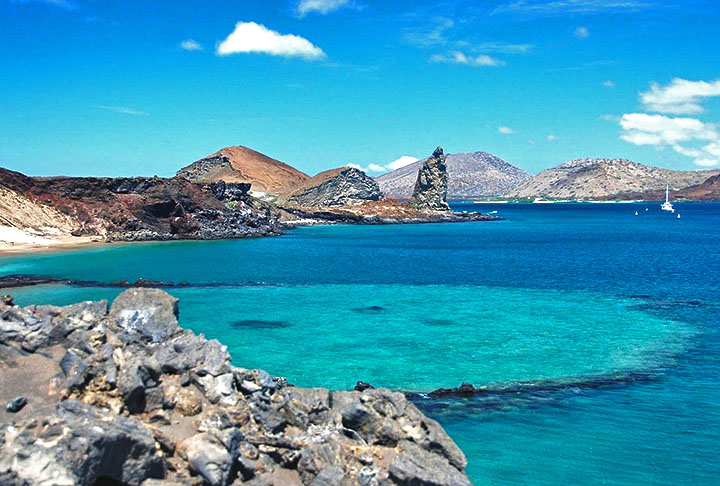 Ilhas Galápagos, Equador: Com uma rica biodiversidade e um ecossistema único, as ilhas são famosas por suas espécies endêmicas, como as tartarugas gigantes e as iguanas marinhas. As ilhas também oferecem paisagens deslumbrantes, praias intocadas e uma experiência de mergulho incrível. 