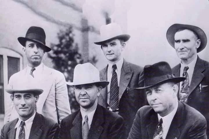 Minutos depois, apareceram Bonnie e Clyde no famoso V8 cinzento. No carro, traziam quatro espingardas de utilização militar, uma pistola e uma caixa com dez a doze armas diferentes. Quando viram o carro do pai parado, encostaram, foi o momento do ataque.