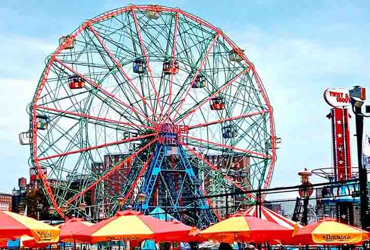 The Wonder Wheel (Nova York): inventada por Charles Hermann,foi construída de 1918 a 1920 e inaugurada no Memorial Day em 1920. É uma das atrações mais antigas e apreciadas em Coney Island e foi nomeada um marco oficial da cidade de Nova York em 1989.