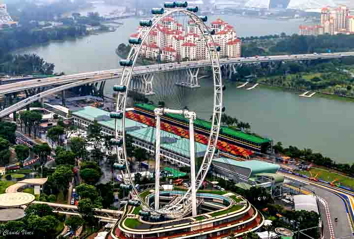The Singapore Flyer (Singapura): Com 165 metros, ela se destaca como a roda-gigante mais alta da Ásia. Um assento no Flyer oferece uma vista incrível de pontos de referência como o Rio Singapura, o Parque Merlion, o Mar da China Meridional e até mesmo de parte da Malásia.