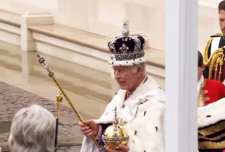 Isso porque Nostradamus escreveu que o monarca das Ilhas será retirado à força e substituído por um rei misterioso. 