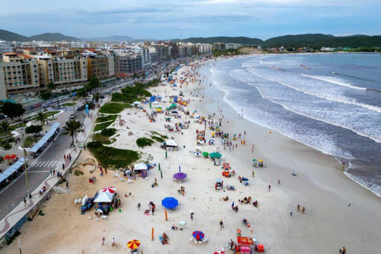 Praia do Forte em Cabo Frio; projeto em tramitação no Senado pode permitir a transferência da propriedade de terrenos do litoral brasileiro hoje sob o domínio da União