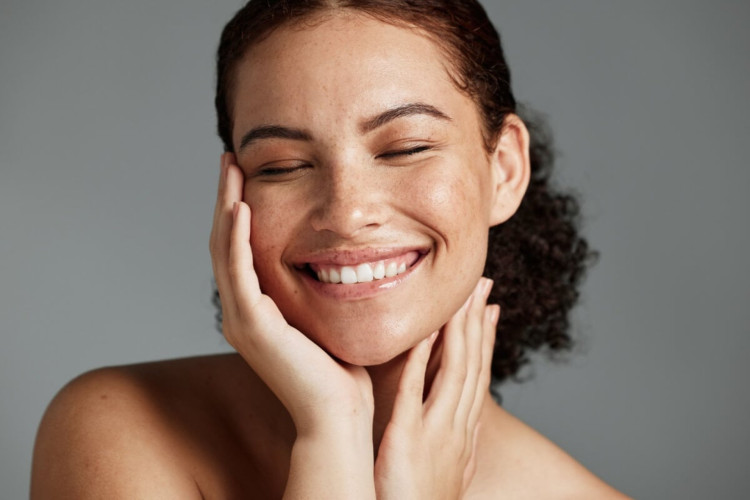 Uma dieta saudável auxilia na hidratação da pele (Imagem: PeopleImages.com - Yuri A | Shutterstock) 