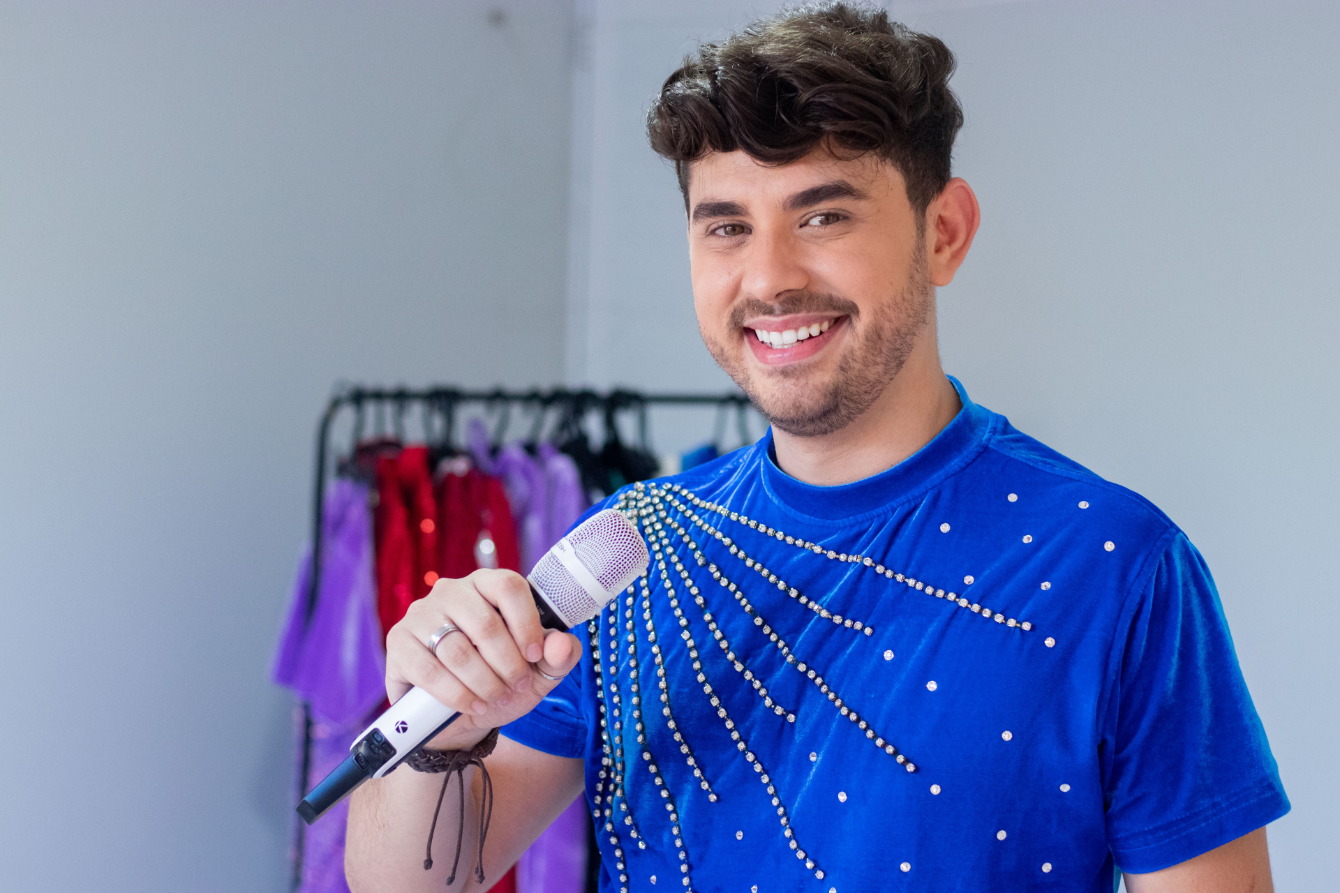 FORTALEZA, CEARÁ, BRASIL, 05-06-2024: Bruno Carvalho do Conjunto Ceará que faz cover da Joelma em entrevista para o Vida&Arte sobre artistas de bairros diferentes. (Foto: Samuel Setubal/ O Povo)