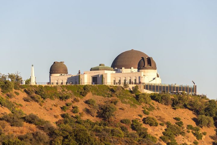 A cidade é lar de várias atrações famosas, como o Hollywood Walk of Fame, o Griffith Observatory (foto), o Getty Center e as praias de Santa Monica e Venice. 