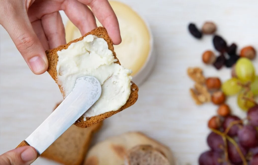 O produto também está disponível em versões light ou com adição de sabores como ervas, outros queijos e temperos como alho ou pimenta.