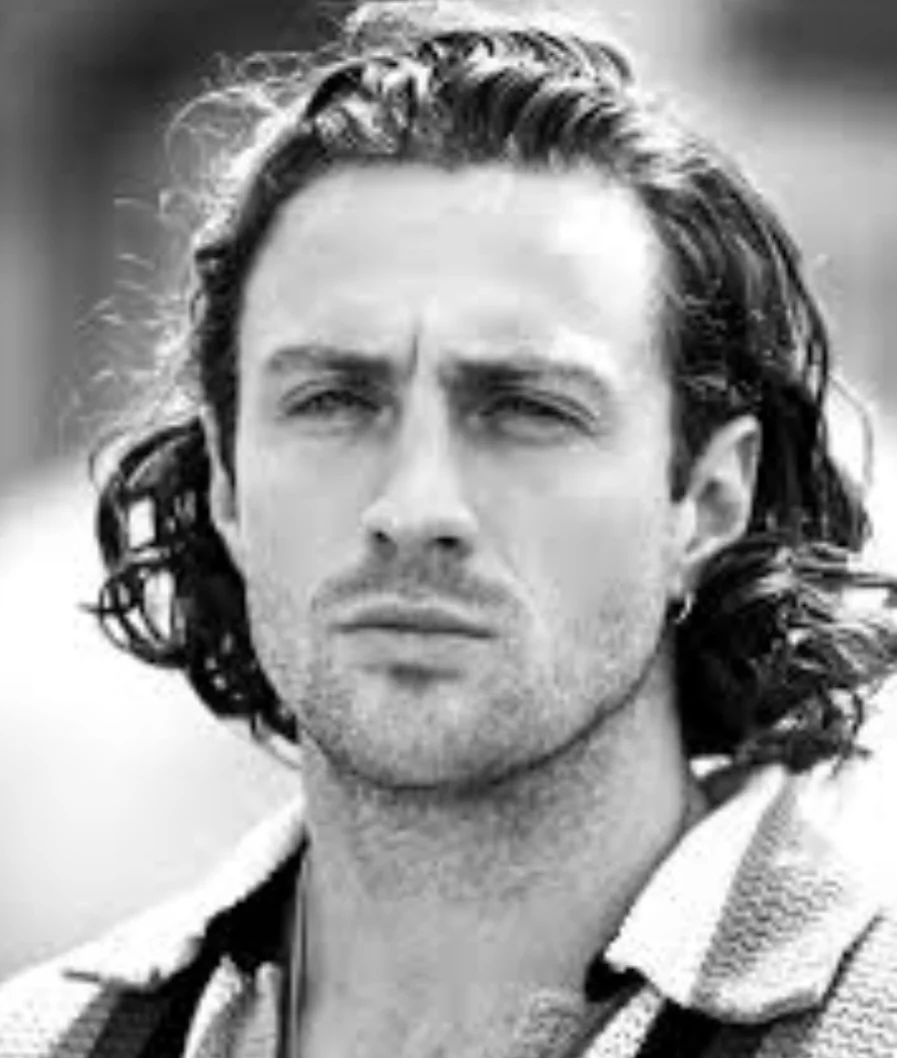 É que ele é Nosferatu numa nova adaptação sobre esse conto gótico de sucesso que já teve outros astros no papel vampiresco. A previsão é de que o filme estrelado por Aaron tenha estreia mais pro fim de 2024.