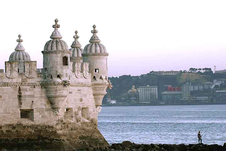 Na margem direita do rio Tejo, onde existiu outrora a praia de Belém, era primitivamente cercada pelas águas em todo o seu perímetro. Ao longo dos séculos foi envolvida pela praia, até se incorporar hoje à terra firme.