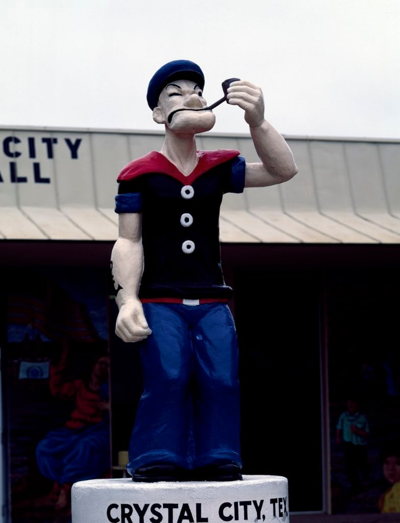 Uma curiosidade acerca de Popeye é que ele foi o primeiro personagem de quadrinhos a ser representado em uma estátua pública, em 1937, em Crystal City, no estado do Texas. 
