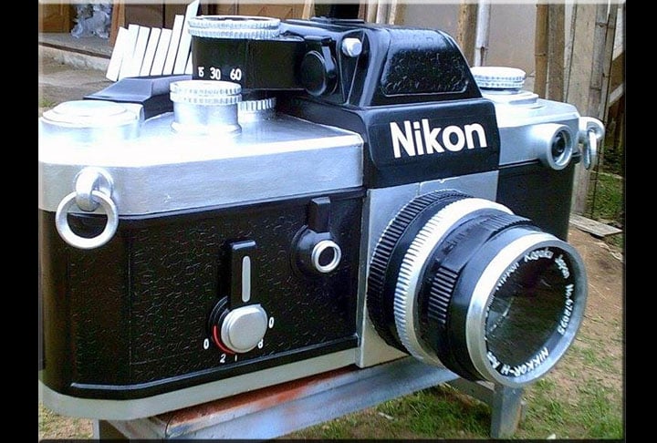 E o caixão-máquina fotográfica garante aquele registro eterno. Com a grife da Nikon, uma das marcas mais reconhecidas do mundo. Pura classe. 
