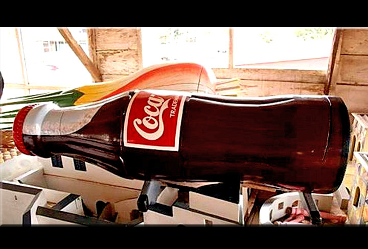 E a Coca-Cola, fenômeno mundial de consumo, não poderia ficar de fora. 