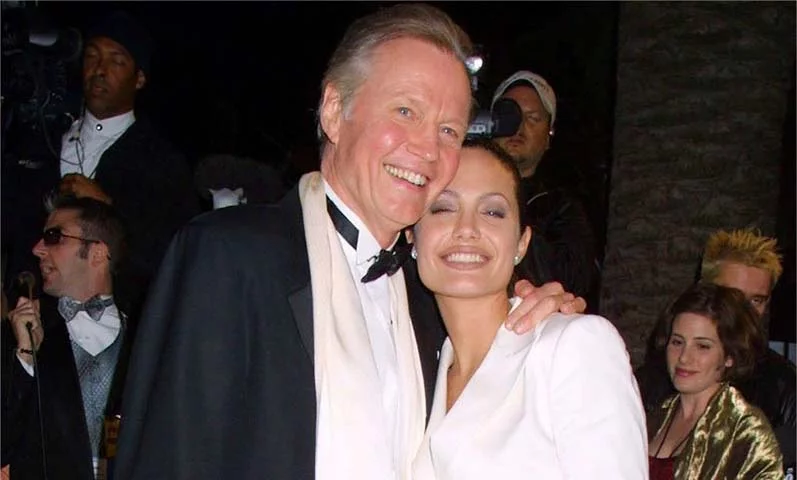 Jon Voight e Angelina Jolie - O premiado ator é pai da estrela que o superou em fama. A relação deles sempre teve turbulências depois que Angelina descobriu que seu pai traía sua mãe. Mas também há momentos de paz entre eles.  