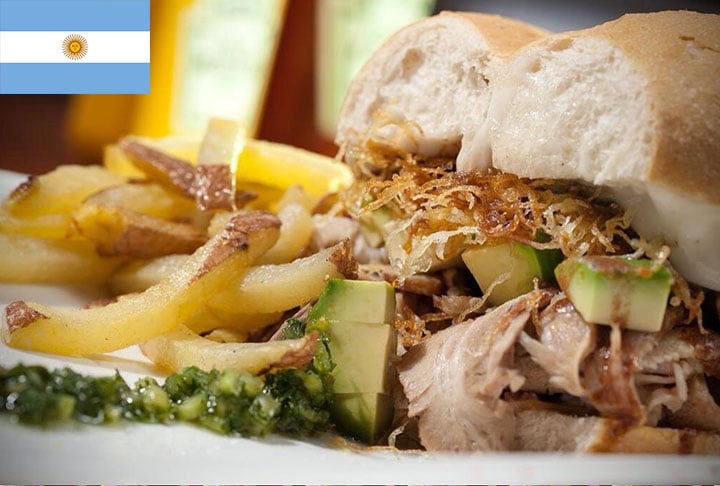 3º - Sanduíche de Lomo - Feito com filé mignon (bife de lomo) ou carne de porco. Leva alface, cebola, maionese, chimichurri, presunto, queijo, ovo frito e tomate. 