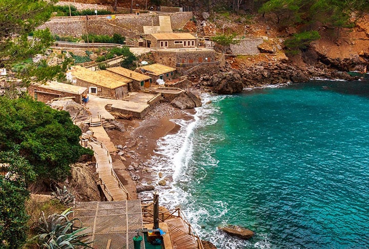 1ª – Localizada nas Ilhas Baleares, na cidade de Mallorca, na Espanha, a ‘Torrente de Pareis’ foi escolhida a praia mais bonita da Europa entre os turistas votantes. Há duas opções para acessar a ilha: uma exige mais esforço físico, já que é através de uma trilha de nove quilômetros.