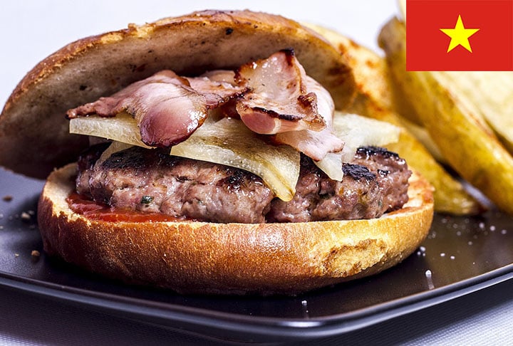 5º - Bánh mì heo quay - É originário do Vietnã e  em português significa barriga de porco assada. A carne -  temperada com especiarias e uma camada de sal - vai ao forno, depois é fatiada e colocada no pão. Sua popularidade é tanta no país que o prato pode ser comprado em diversas barracas de rua. 