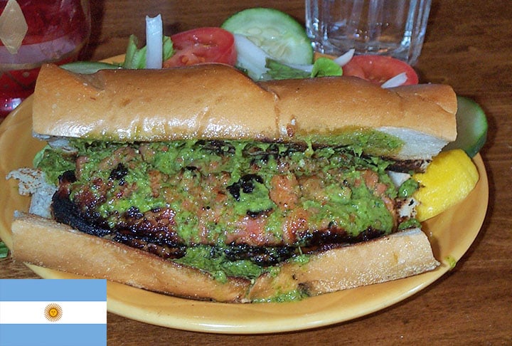 7º - Choripan - Um dos principais pratos da Argentina, bastante procurado por estrangeiros. É um lanche basicamente constituído por duas fatias de pão e chorizo, uma espécie de linguiça, com chimichurri ou outro molho.  Pode ser servido com churrasco ou como uma refeição rápida. 