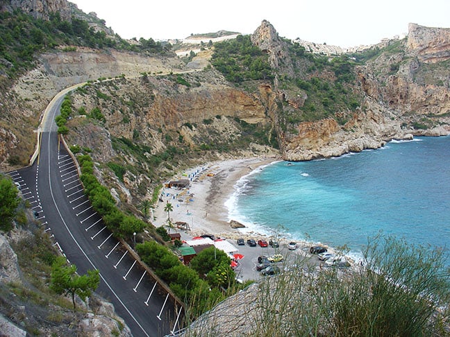 O grande obstáculo é que esse caminho é íngreme e apresenta um declínio acentuado. Com isso, a praia fica profunda rapidamente. Ainda é composta de pedras seixo. Assim, não é indicado para um passeio familiar, mas sim para quem tem mais experiência em locais desse tipo.