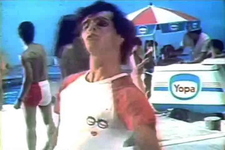 Enquanto as concorrentes apostavam na variedade de sabores e em embalagens chamativas, a Yopa não se limitava apenas na arte da embalagem. Ela modificou os moldes apresentados pela concorrência e em personagens licenciados.