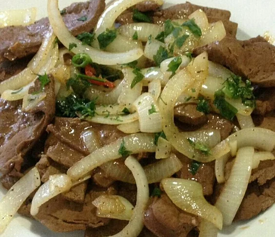 A melhor forma de fritar o fígado é no azeite. A cebola entra quando o fígado está quase pronto, para ficar dourada sem tostar. O fígado é tão forte que médicos indicam para casos de anemia. A cebola tem vitaminas e sais minerais, com poder anti-inflamatório 